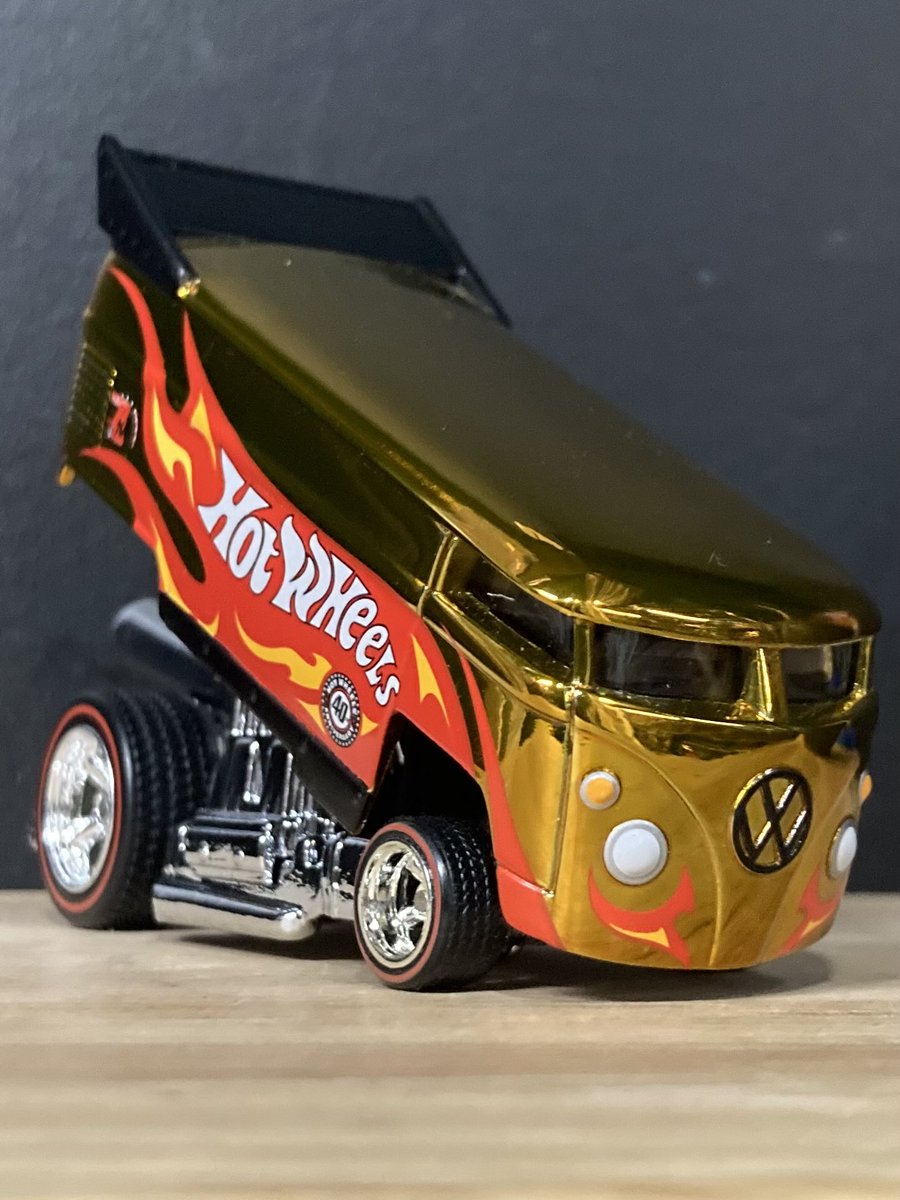 TWINMILL17's tweet image. VW Drag Bus
2008 HWC .com Real Riders

今回はゴールデンなバスをチョイス👍

ストレートなカラーリングでなんだけどビンテージパケをイメージ出来るフレイムス🔥だからカッコいいんです🤩

そして、
ヘッドライト下のフレイムスにも注目👆🔥

#hotwheels #ホットウィール　#VWBUS #ドラバス祭開催中