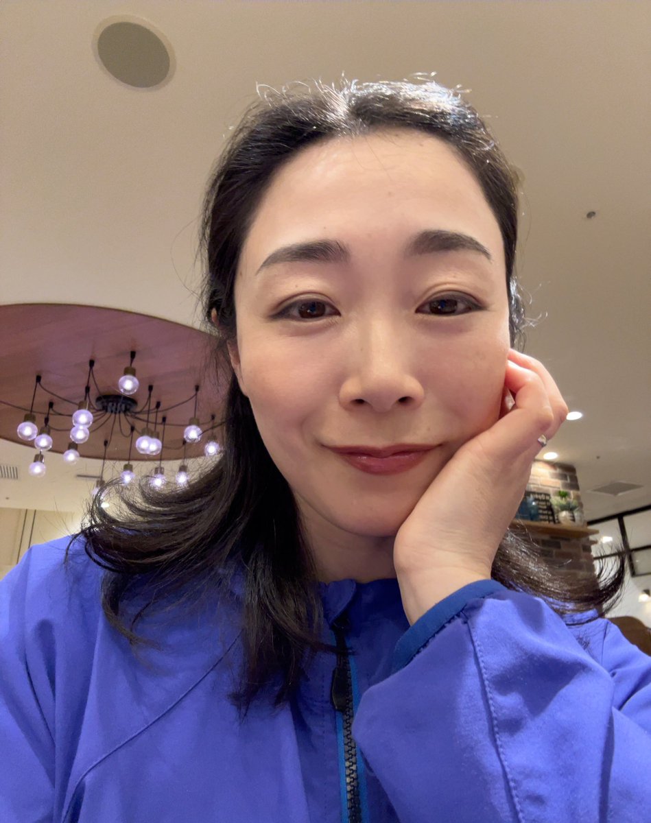 本日もお疲れ様でした^ ^
今日は自分へのプレゼントを買いに行ってきました。気になってた新色をどちらもゲット！BAさんには綺麗に仕上げていただいたのでご披露をば。良いの、年を重ねて貫禄ましてきたから！
お顔のアップデートよぉ〜！！！
お肌がもとから綺麗って見えるパウダーなのでおすすめ👍