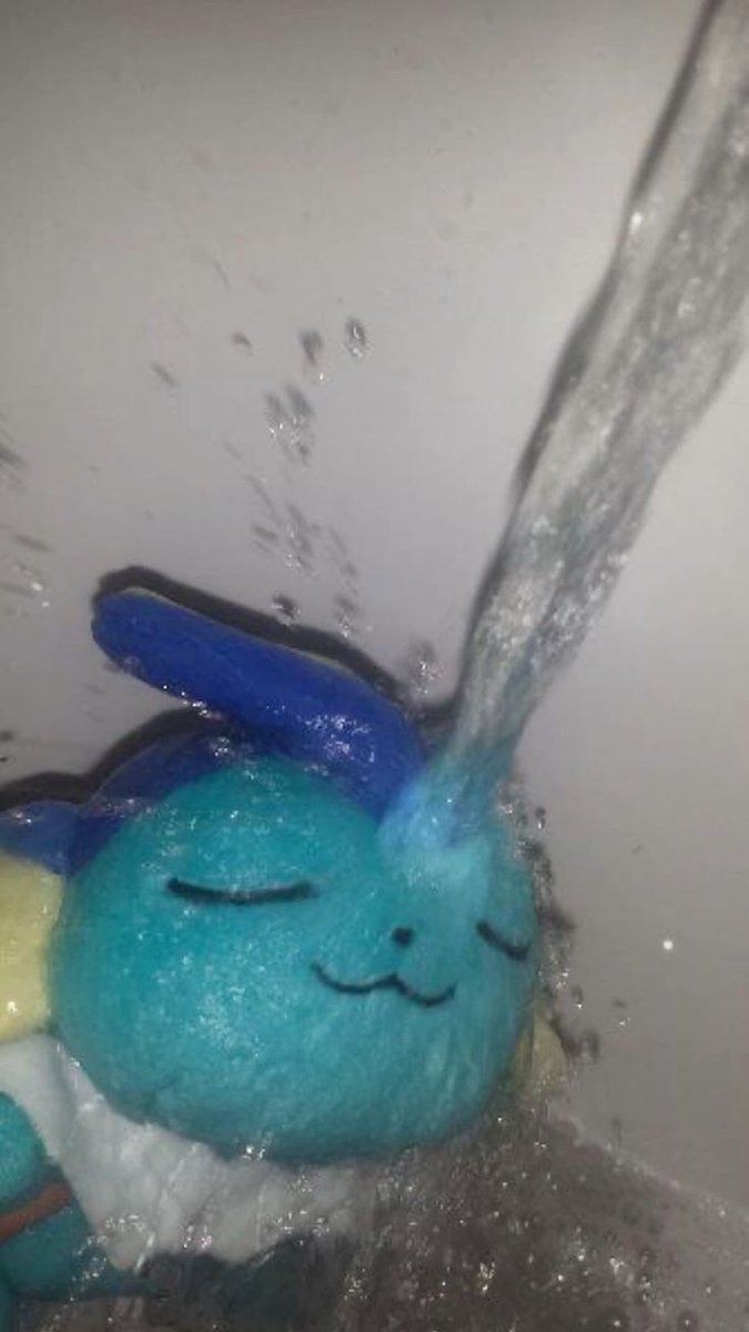 ARandomUmbreon02 tweet media