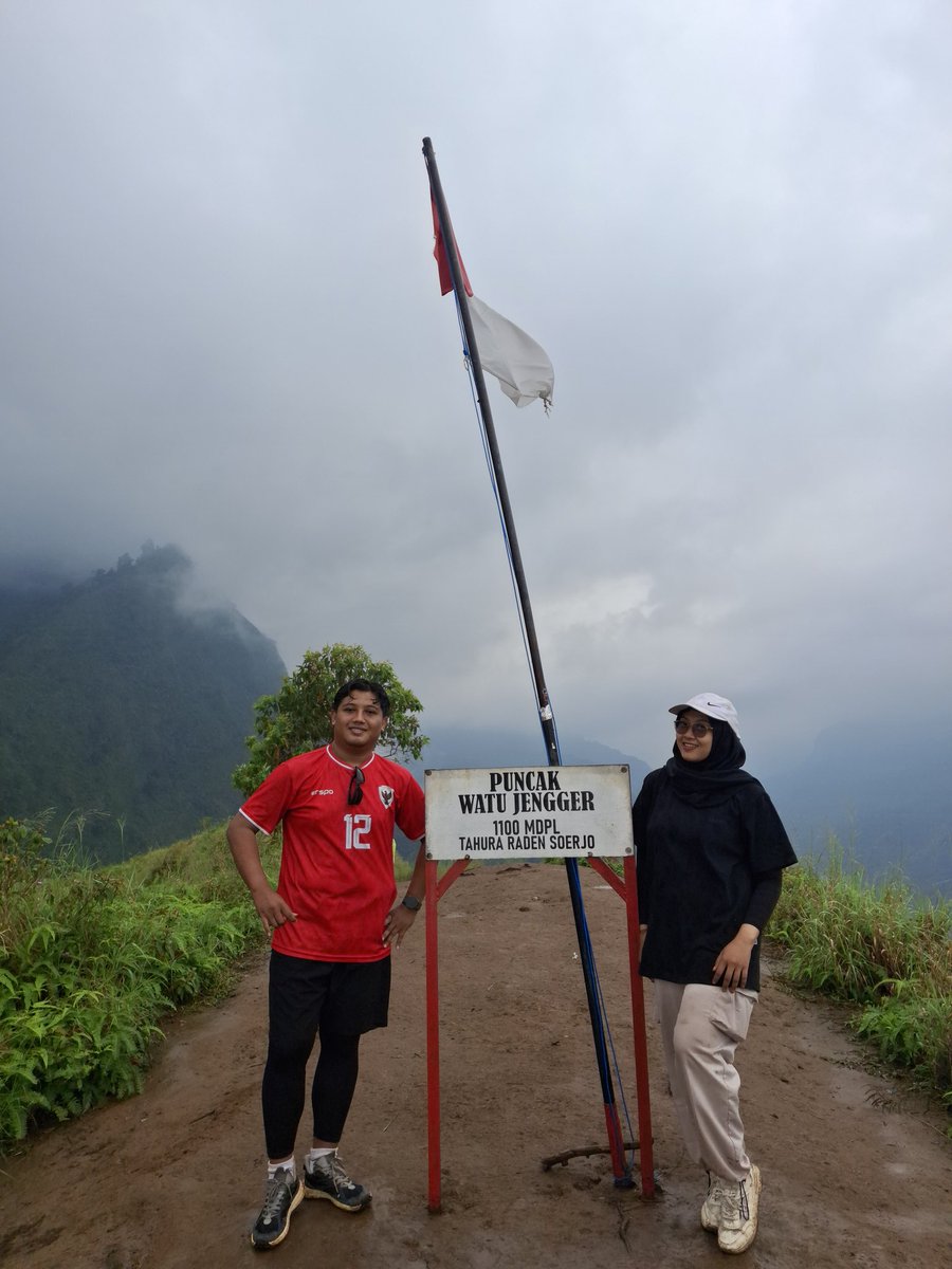 abdaz12_'s tweet photo. Adek : mas, sekali" ajak adek  naik gunung toh mas 😬
Me : berapa mdpl dek ?
adek : pendek" aja mas, kalo tinggi" gak kuat 🫠😬
Me : oke acc 👌

Biasanya dirumah kayak tom and Jerry 😬🫠😭🤣 https://t.co/Ew2v7QKVj0