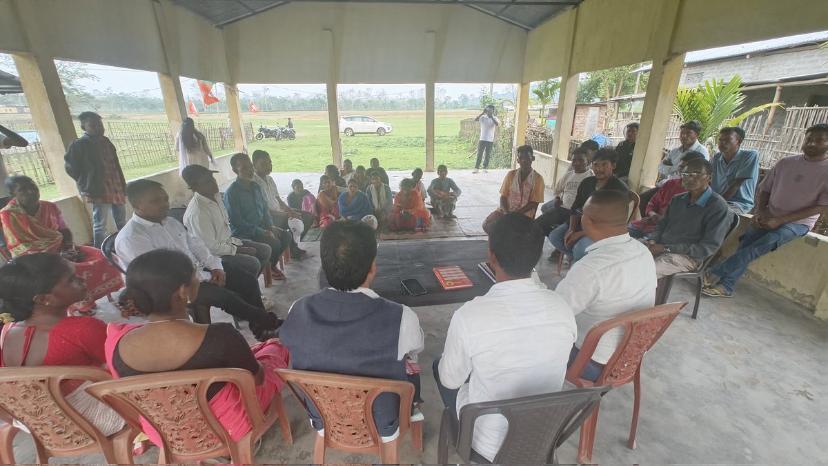 बोकाखाट विधानसभा के बेहोरा चाय बागान स्थित बूथ संख्या 174 पर बोकाखाट मंडल चाय जनगोष्ठी मोर्चा द्वारा आयोजित चौपाल में सहभागिता कर सम्मानित जनों से आत्मीय संवाद किया तथा एनडीए प्रत्याशी आदरणीय श्री अतुल बोरा जी के पक्ष में समर्थन का आग्रह किया।

इस अवसर पर मोर्चा मंडल अध्यक्ष श्री