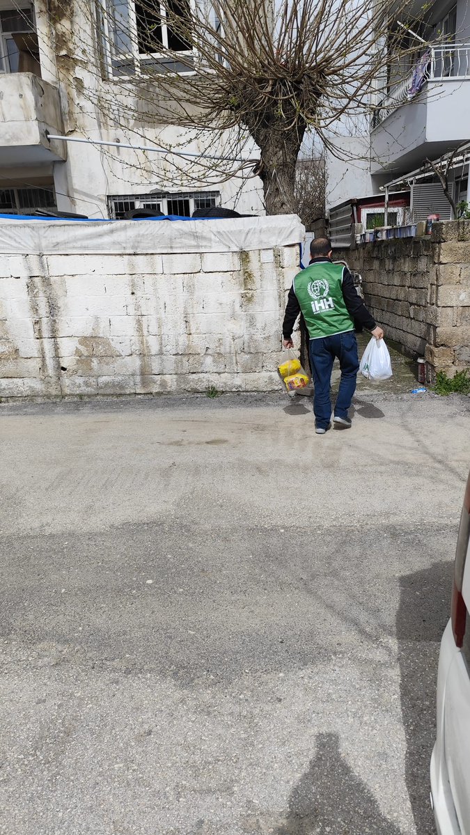 İyilik kapıları çalmaya devam ediyor 💚 

Adıyaman İHH olarak hayırseverlerin vesilesiyle yetim ve ihtiyaç sahibi ailelere gıda ve hijyen malzemesi yardımında bulunduk. Emeği geçenlerden Allah razı olsun..
#iyilikherzamanheryerde