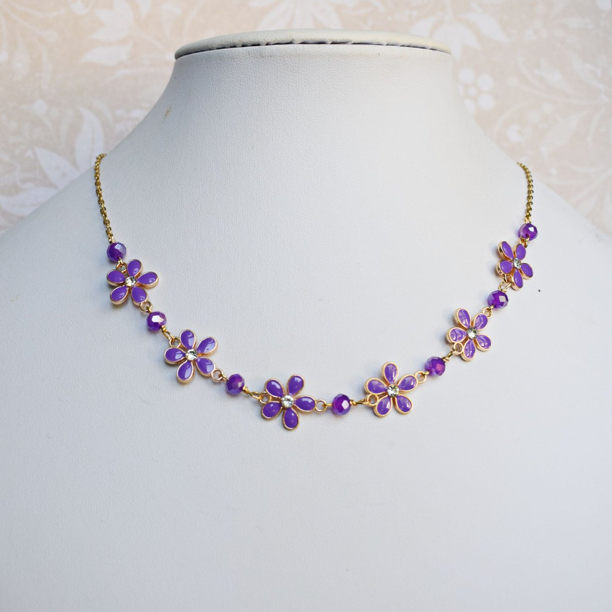 SarahDaisyBlue's tweet image. These pretty purple flower necklaces had sold out so I've made a couple more!

#flowers #floral #necklace #Spring 

bluebirdsanddaisies.etsy.com/listing/430247…
