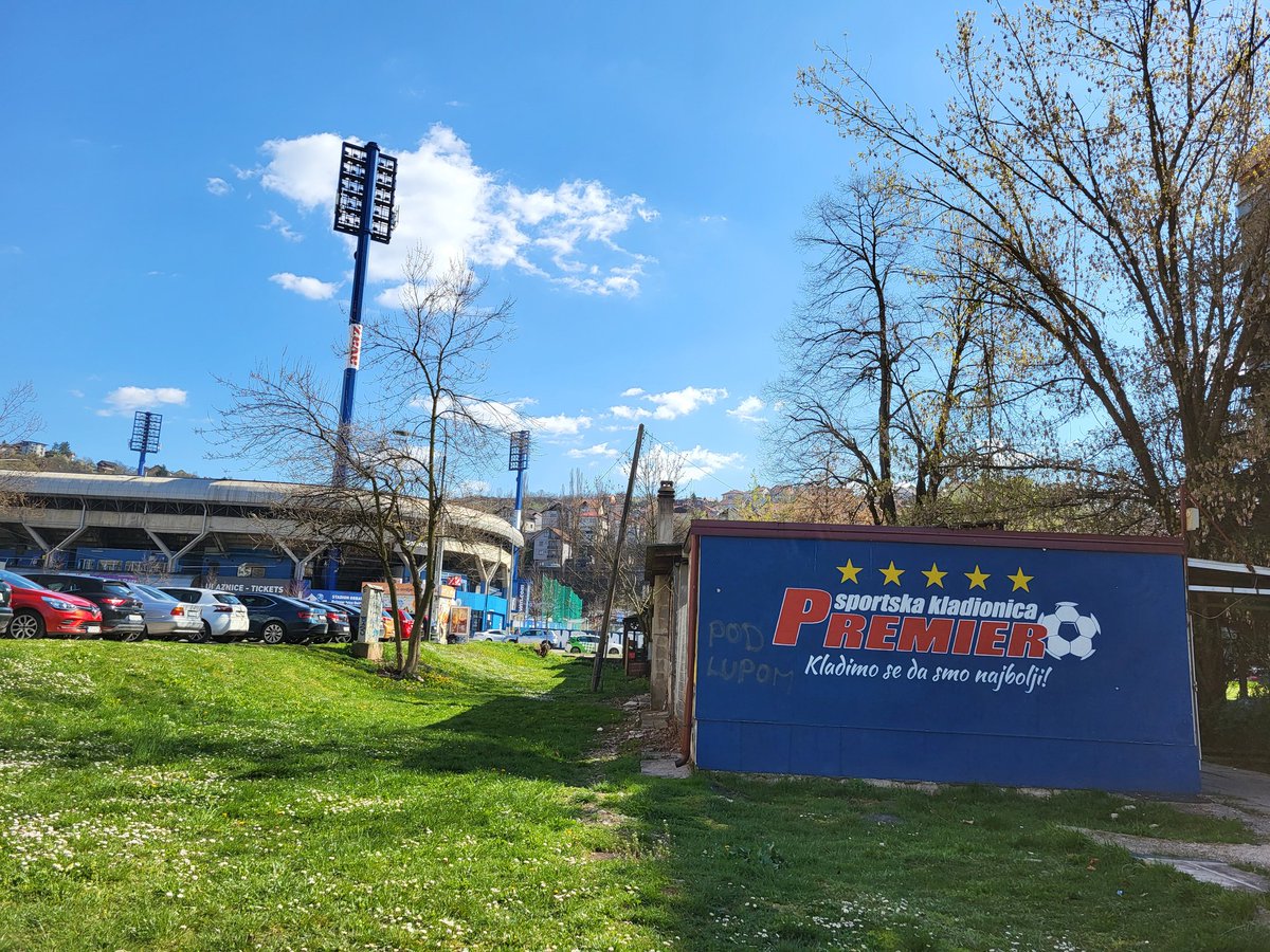 nielsvenus's tweet photo. Stadion Grbavica, de thuisbasis van FK Željezničar, is vernoemd naar de wijk waarin het ligt 🔵⚪

De club is in 1921 opgericht door spoorwegarbeiders en speelt in een prachtig en oud stadion 🚂

#FKZeljeznicar #FKSarajevo #SarajevoDerby #Sarajevo #Grbavica #groundhopping https://t.co/UtlyBzvMqB