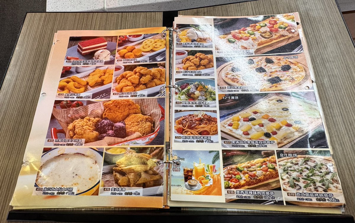 PingLiPou's tweet photo. 洛陽のサイゼリヨに続く、新たなパチゼリヤが鄭州にできていた。
価格もサイゼリヤに��せてリーズナブルなものが多いが、会員チャージで金を巻き上げておいて突然閉店するという中国でよくある現象が起きそうな気がする。 https://t.co/nV4dtWSGBj