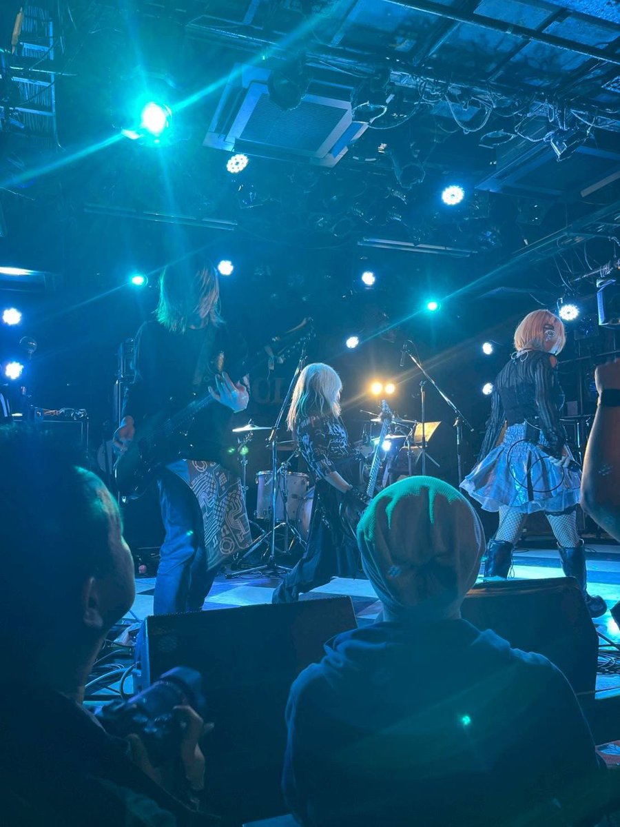 StartToBling's tweet photo. #ルピナス26
📍渋谷サイクロン
 THANKS🖤🩵

member...
Vo.@marinarock_hmhm 
Ba.@Maki_Bass 
Gt.@onimaru_otokage 
Gt./Mnp.@hoto_D 
Dr.@KAGI920
#スタブリ https://t.co/Fo4TcPBSXS