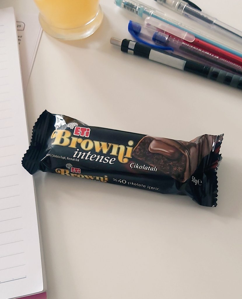nursnkli's tweet photo. Rüyamda Eti, içi brownie intense dışı çikolatalı dondurma çıkarmıştı. Ay çok güzel olmuş, diye diye art arda yiyordum. Hayatımda yemediğim kadar çok intense ve dondurma yedim rüyamda.
Ders arası bir koşu markete gittim geldim, 5-10 dk dondurucuya attım Soğuk soğuk yerim diye 😅 https://t.co/M3gom1omV1