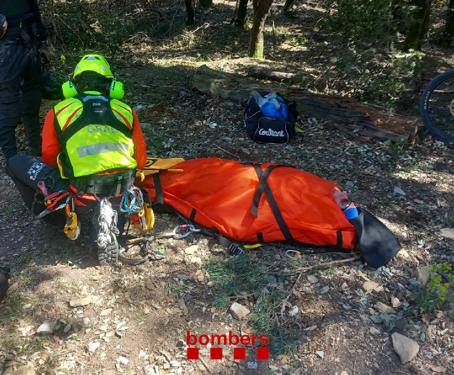 A Sales de Llierca (avís 12.58h), un ciclista ha caigut per un marge a la zona del Bac de l’Orri, a una pista de difícil accés, al costat de la cova. Activem helicòpter #MAER amb #GRAE i fem gruatge amb llitera i el portem fins a Olot on ens espera el <a href="/semgencat/">SEM. Generalitat</a>.

#bomberscat