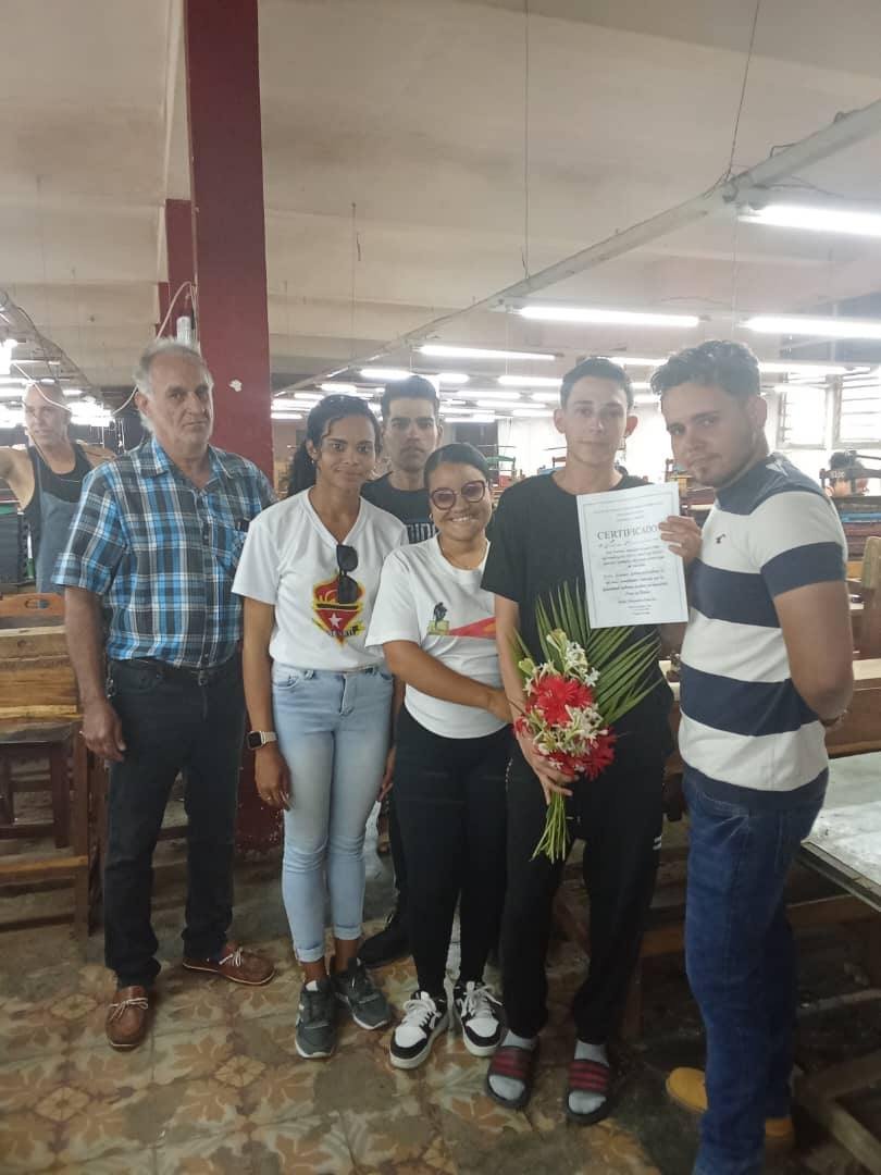 TabacoTorcidoVC's tweet photo. El reconocimiento al Mérito Juvenil y Político, refuerza el papel de las nuevas generaciones en la continuidad y eficiencia. La UEB  Quemado distinguió a sus jóvenes más destacados en las filas de la UJC. #SomosTabacaleros #SomosJuventud https://t.co/HmXOvGDOzW