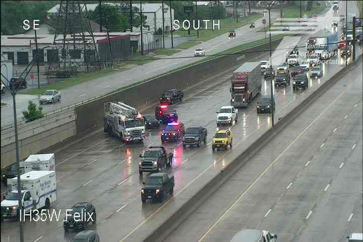 krldtraffic's tweet image. #Bedford #MajorAccident #PoolingWater
 EB-183/121 @  Brown Trail, a major accident has the two left lanes &amp;amp; shoulder blocked,  police &amp;amp; fire are on the scene, traffic is very slow back to Altamesa Blvd
@KRLD #KRLDTraffic #1080KRLD #trafficalert @TxDOTDallas @TxDOTFortWorth