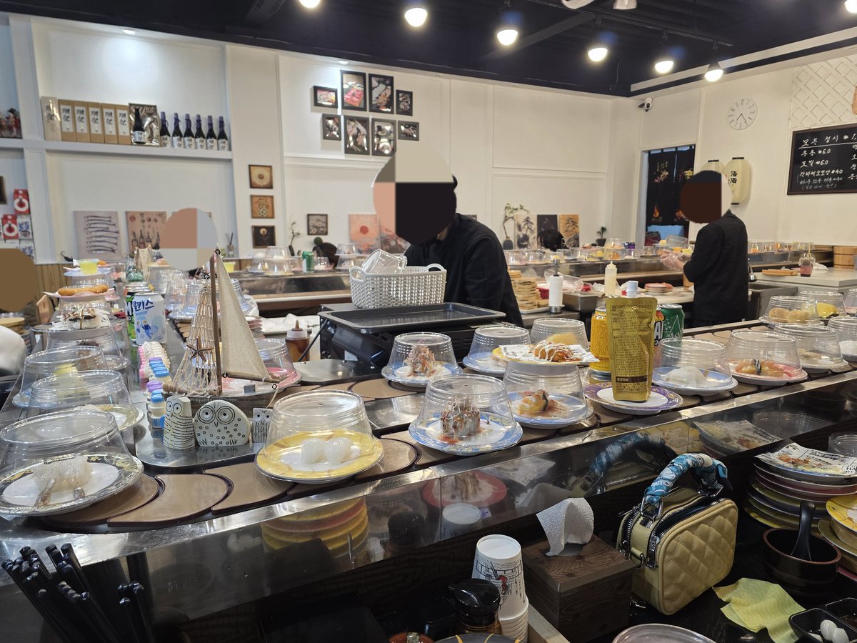 오늘 엄마랑 동생이랑 셋이서 초밥 먹었다.
총 68접시였다.
/뿌듯