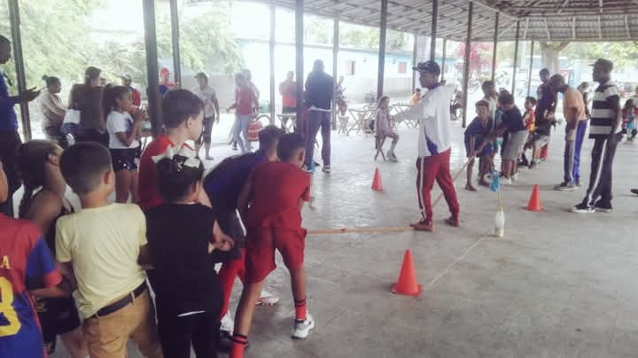 DilexsisC31392's tweet photo. Colombia #LasTunas #4deAbril
Hoy celebramos los 65 años de la OPJM y los 64 años de la UJC junto a pioneros y jóvenes en #Colombia, Las Tunas.  
🎉 Juegos, momentos culturales y un delicioso cake acompañaron la jornada, llena de alegría. https://t.co/0qPPWngcio