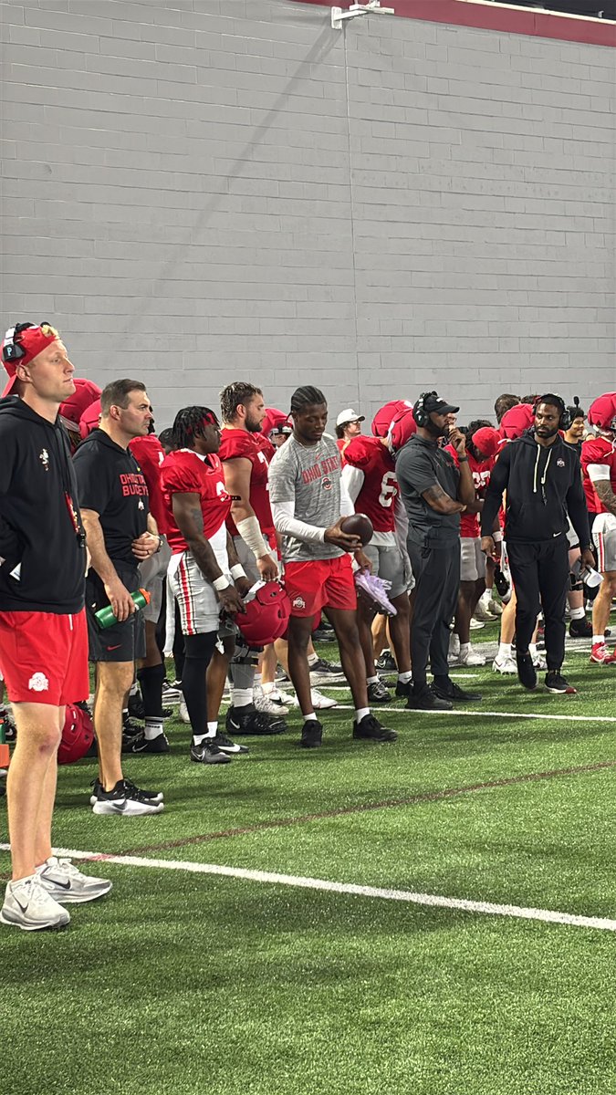 mattkellner121's tweet image. Ohio State WR Carnell Tate, now an alumnus, speaks with future Buckeye legend Bey. #Buckeyes