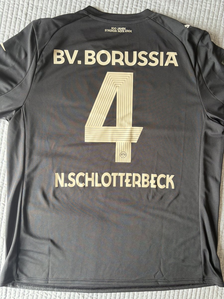 David3103's tweet photo. Sondertrikotflock!!!✅✌️🖤💛 #100jahrestadionroteerde @BVB https://t.co/8p7b2oMQF7