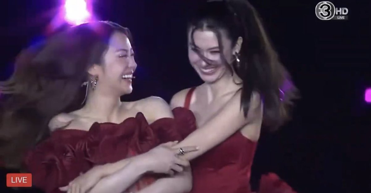 อร๊ายยย ชอบมากค่ะ! รักกันต้องเปิดเผย 🤭
“พี่ลีน่า - น้องหมิว” หวานเจี๊ยบกลางสนามบอลไปเล๊ยย ทางนี้เขินไม่ไหวแล้วค้าบบบ 🫠☺️💃🏻♥️

📸 : ch3

LENAMIU CH3 LAND DOM
#LenaMiuTwilightStand #56ปีCh3LandDomDDay #LenaMiu #ลีน่าหมิว #daradaily #ดาราเดลี่ #ข่าวบันเทิง