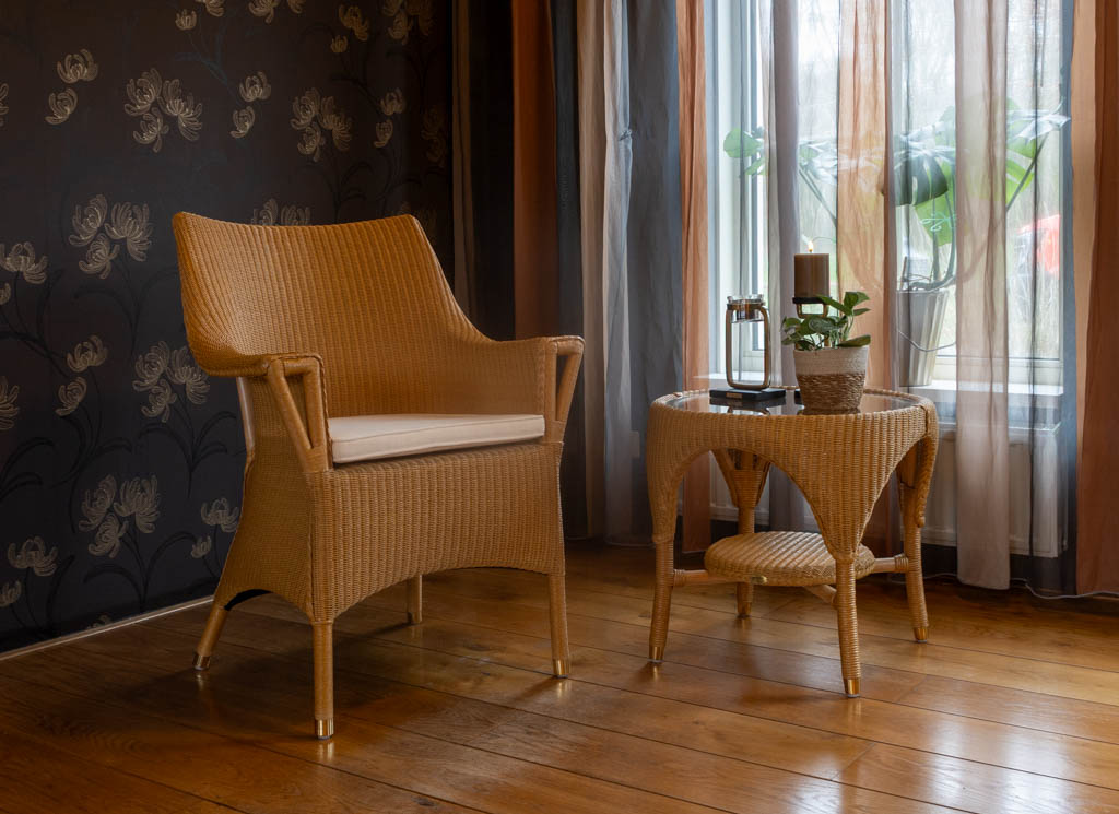 Sfeervol en exclusief dan is deze Lloyd loom stoel. Sfeervol afgebeeld in de woonkamer met het bijpassende tafeltje. Ook nieuwsgierig naar deze unieke fauteuil. lloydloomwinkel.nl/product/lloyd-… #lloydloom