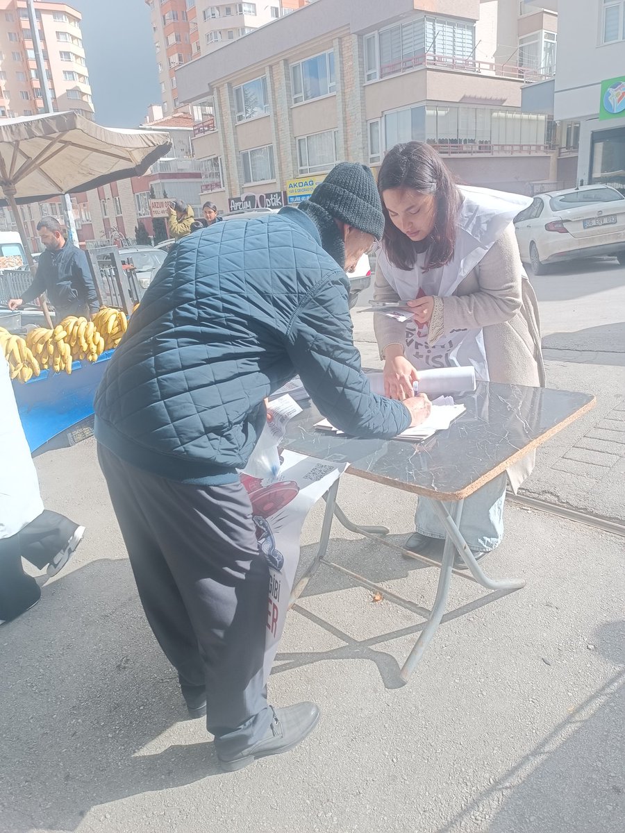 Devrimdikmen's tweet photo. "Geldikleri Gibi Giderler" imza çalışmasını İlker Pazar'ında gerçekleştirdik. 

İmza vermek ve bu mücadeleye katılmak isteyen herkesi Dayanışma Evimize bekleriz.

Sen de bu mücadeleye katıl. 
https://t.co/JhewwgQead https://t.co/opWopXRCAT
