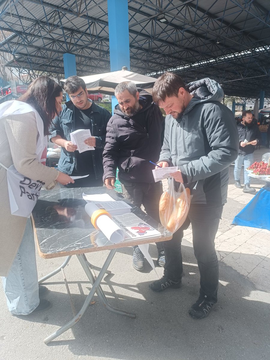 Devrimdikmen's tweet photo. "Geldikleri Gibi Giderler" imza çalışmasını İlker Pazar'ında gerçekleştirdik. 

İmza vermek ve bu mücadeleye katılmak isteyen herkesi Dayanışma Evimize bekleriz.

Sen de bu mücadeleye katıl. 
https://t.co/JhewwgQead https://t.co/opWopXRCAT