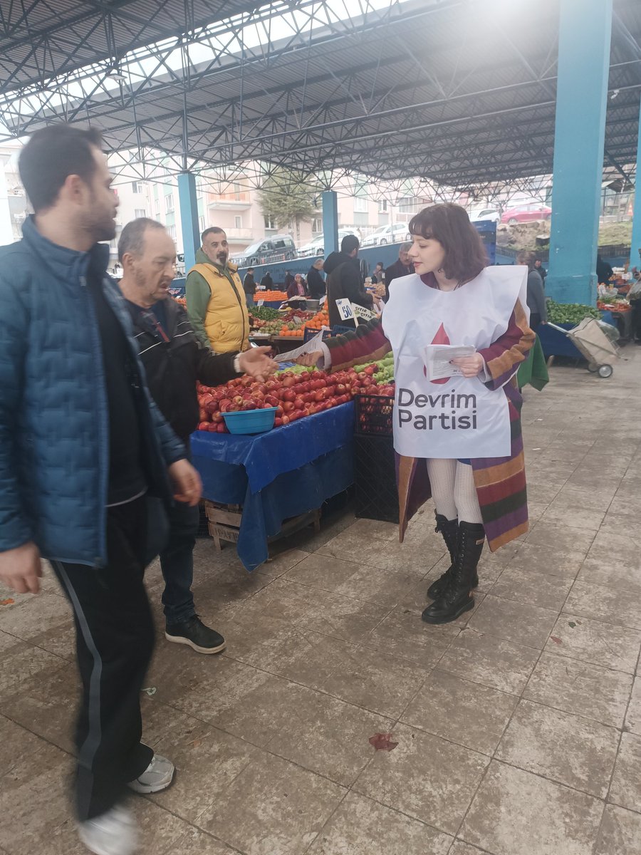 Devrimdikmen's tweet photo. "Geldikleri Gibi Giderler" imza çalışmasını İlker Pazar'ında gerçekleştirdik. 

İmza vermek ve bu mücadeleye katılmak isteyen herkesi Dayanışma Evimize bekleriz.

Sen de bu mücadeleye katıl. 
https://t.co/JhewwgQead https://t.co/opWopXRCAT