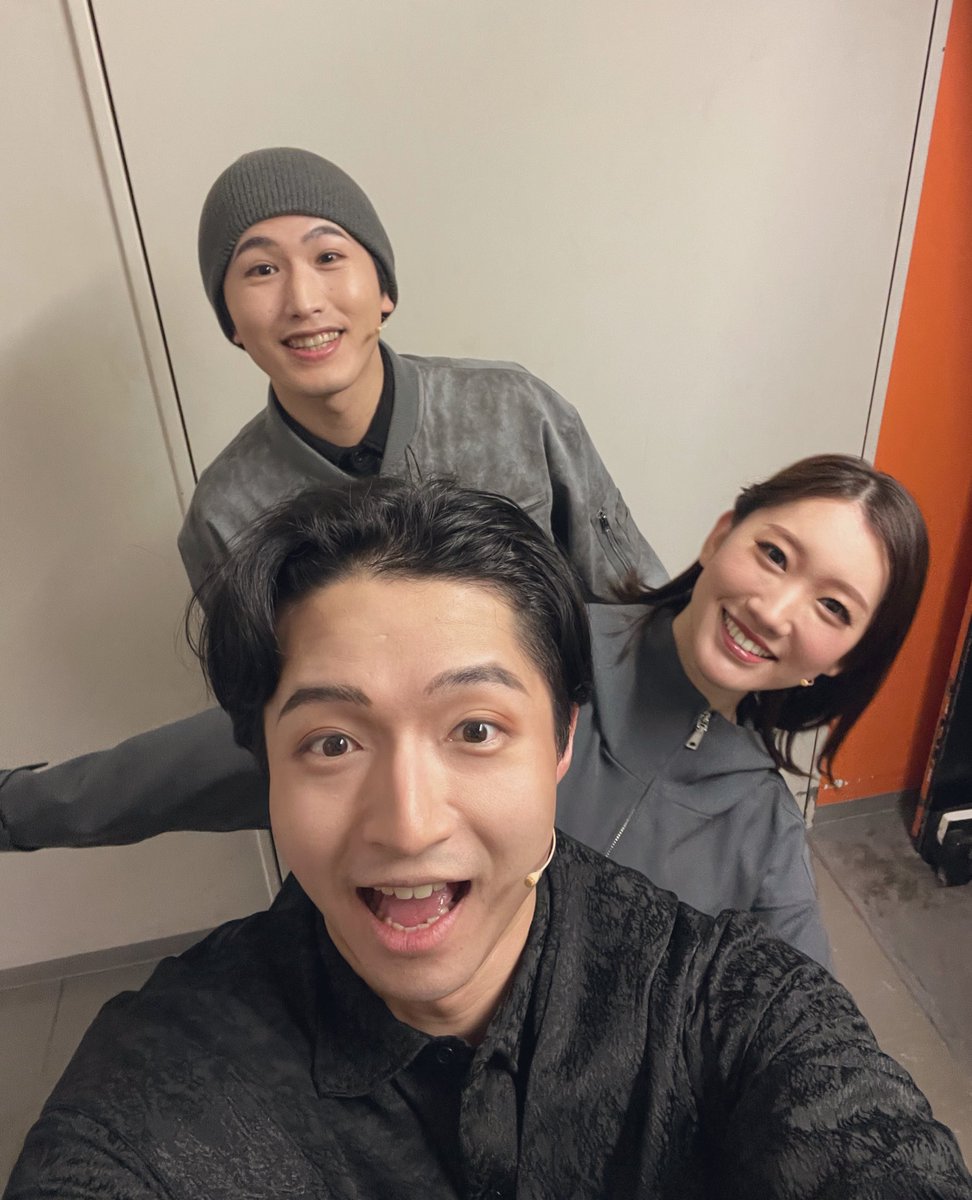 umi_gbmtm's tweet photo. #ミュージカル破果
久留米シティプラザでの初日でした！ご観劇ありがとうございました。

お互い防疫対象を演じる、東倫太朗くん。俺は違法薬品、彼は臓器売買。

2人がいて我らがいる。オンステージスウィングの若林佑太さん、蛭薙ありさちゃん。

明日はついに大千穐楽。最後まで！ https://t.co/rRH7ZrFALq