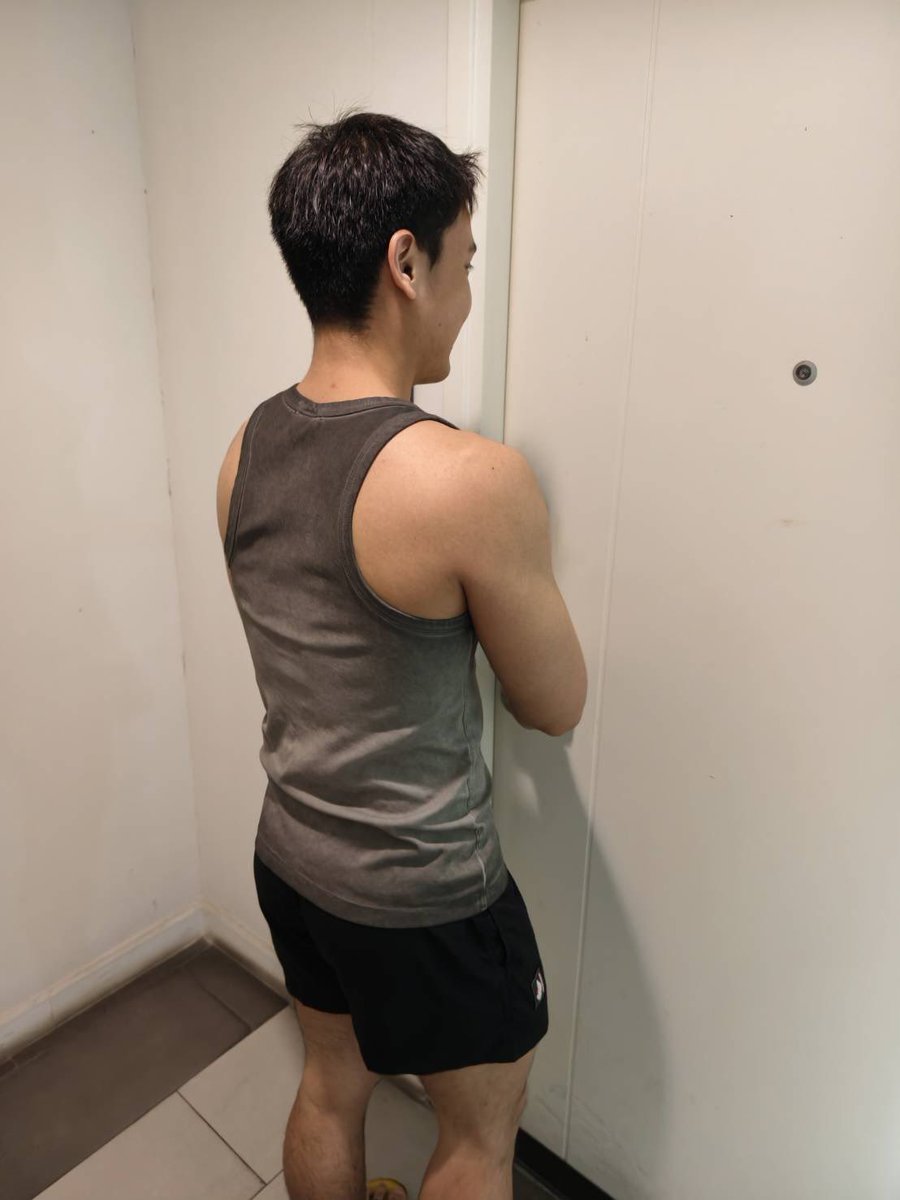 ShunJou's tweet photo. น้องน่ารัก หุ่นดี ตรงปกเลย น้องก็พาเราเดินมากดลิฟท์รอ แล้���ก็ขึ้นไปที่ห้อง ระหว่างนั้นไม่ได้คุยอะไรกันเพราะมีคนอื่นในลิฟท์ จนน้องเดินออก เราเดินตามมาถึงหน้าห้อง น้องก็เปิดประตูเข้าไป แล้วให้เราถอดรองเท้า พอเข้าไปในห้อง ก็คือเป็นคอนโดที่เอาส่วนห้องนั่งเล่นมาวางเตียงนวด https://t.co/zzLEtCr956