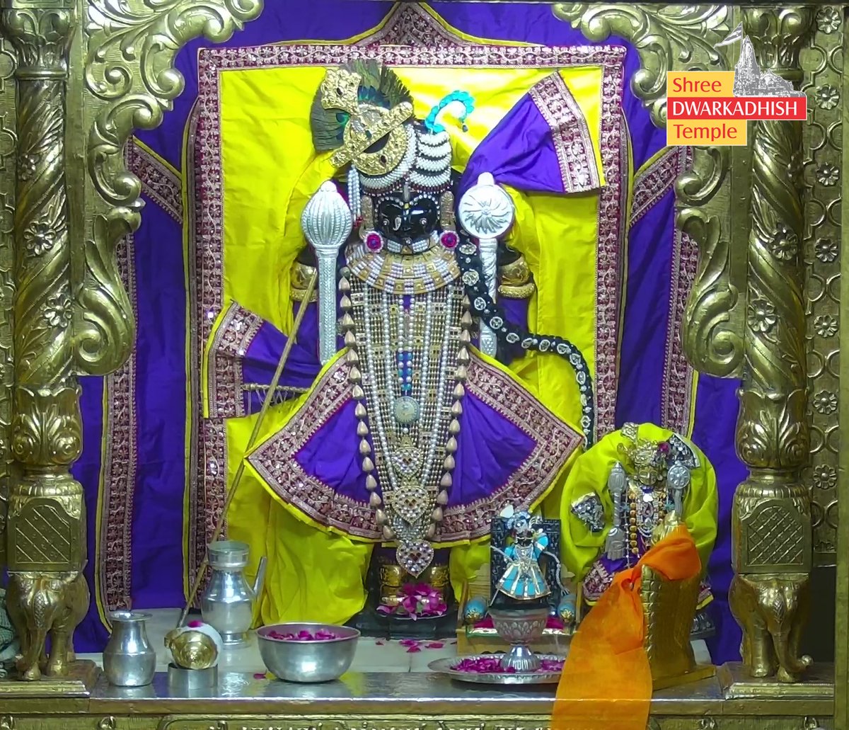 DwarkaOfficial's tweet photo. राजाधीराज द्वारीकाधीशजी के संध्या आरती दर्शन 🙏🏻
श्री द्वारकाधीश मंदिर द्वारका,गुजरात
दिनांक :- 04/04/2026 शनिवार                  

#dwarka #sandhyaaarti
#ShridwarikadhishmandirOfficial https://t.co/PlQqidGxL0