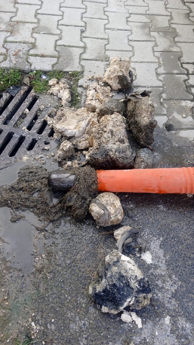 catalcaiski's tweet photo. İstanbul halkına hizmet eden atık su hatlarımızı 7/24 işler halde tutmak için İSKİ olarak atık su hatlarında temizlik ihaleleri yapıyor ve önemli maliyetlere katlanıyoruz.
Bazı sorumsuz ve duyarsız işletmeler, şehrin kanalizasyon sistemini  faaliyetlerinden kaynaklanan atıkları bertaraf etmenin en kolay yolu olarak görüyor. Atık su hatlarımıza İdaremizin bilgisi ve izni dışında yapılan bağlantılar iptal edilerek ilgili mevzuat kapsamında cezai işlem tesis edilmektedir. 
Etkin ve verimli kaynak yönetimi prensibi ile yürüttüğümüz kamu hizmetinin bir parçası da, tüm İstanbul'da olduğu gibi Çatalca ilçesinde de, bu anlayışla mücadele etmektir. 

#iski #catalca