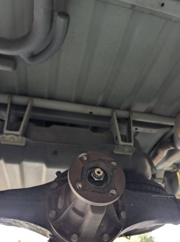 Musaj_1962's tweet photo. ◆ハイゼットクラッチ交換◆
【1日目：診断と解体編】
テーマ：愛車の「悲鳴」に気づく。プロの眼差し。

こんばんは。武蔵野自動車整備チームです。

「最近、坂道で少しパワーが逃げる気がする…」 「ギアを入れる時、手に伝わる感覚がいつもと違う。」
山道や悪路、そして旅を愛するドライバーなら、その小さな「違和感」がどれほど不安か、私たちにはよく分かります。

本日お預かりしたのは、クラッチ交換のハイゼット。 大きなトランスミッションを慎重に下ろし、現れたのは、長年の旅を支え続け、摩耗しきったクラッチディスクでした（写真1〜3枚目）。

表面は錆び、溝は消えかけ、まさに限界ギリギリ。 この状態では、エンジンの情熱をタイヤに100%伝えることはできません。
明日は、このマシンに新しい「命」を吹き込む組み込みの様子をお届けします。

#武蔵野自動車 #サンタックスグループ #整備士 #クラッチ交換 #心臓部 #愛車の悲鳴 #プロの診断 #車好きな人と繋がりたい #メンテナンス #ハイゼット