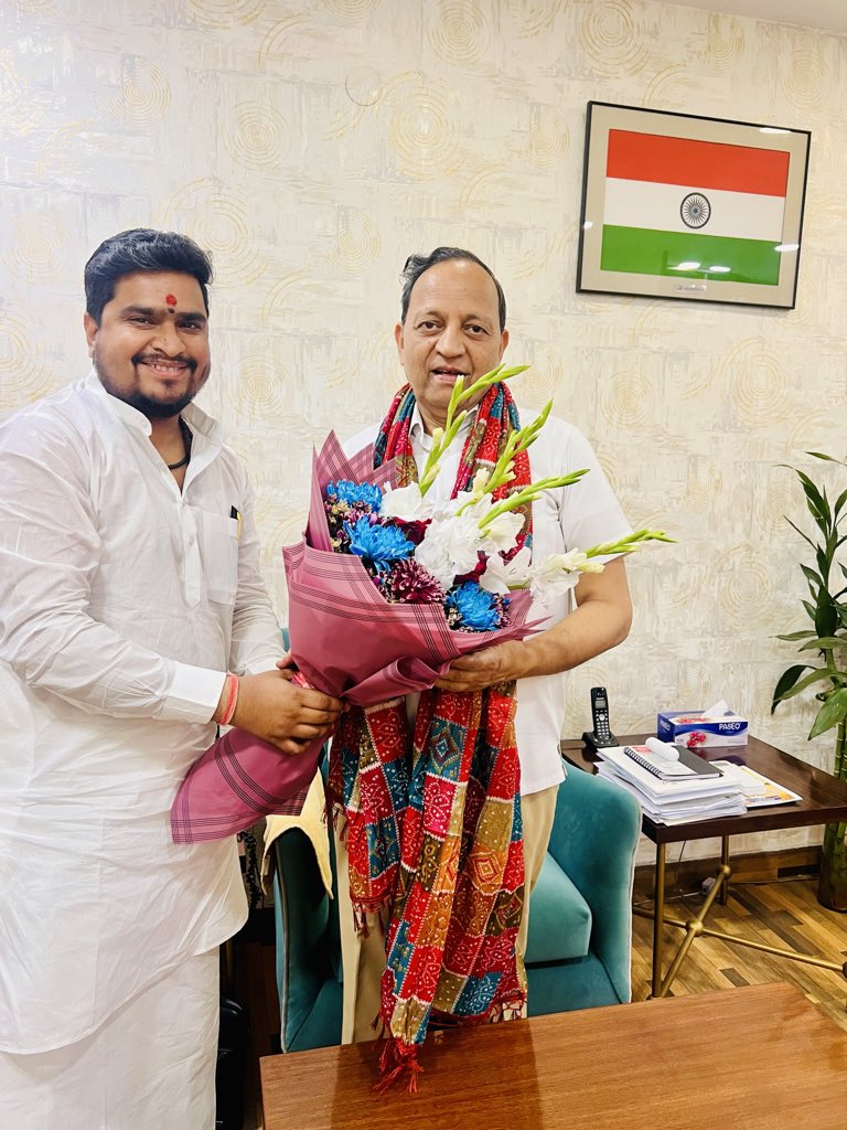 deweshtiwary's tweet photo. भारतीय जनता पार्टी के राष्ट्रीय महासचिव व राज्य सभा सांसद श्री अरुण सिंह जी को जन्मदिवस की हार्दिक बधाई एवं शुभकामनाएं!

प्रभु श्रीराम से आपके स्वस्थ, सुखी एवं दीर्घायु जीवन की कामना करता हूं।

@ArunSinghbjp https://t.co/6fZzmrUxsV