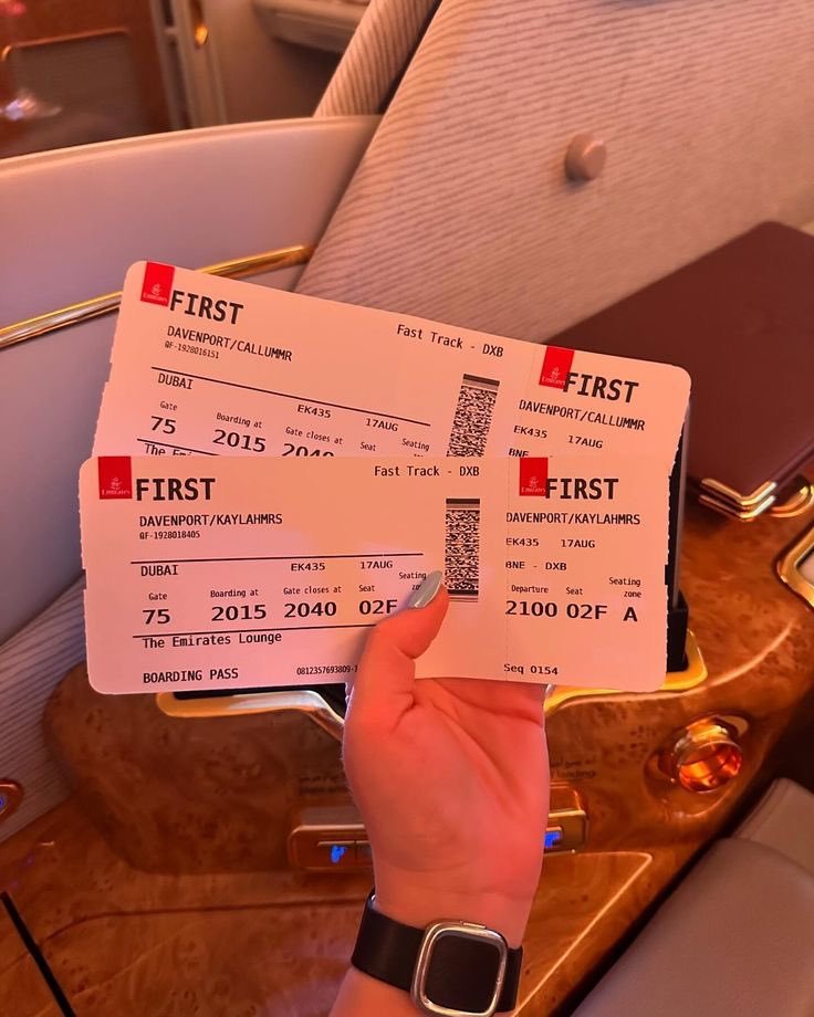 Salı günü baktığın uçak bileti 3.000 TL.
Hafta sonu alırım diyorsun, Cuma akşamı giriyorsun 7.500 TL. 

Zam mı geldi, Hayır. Otel odası Cumartesi günü neden 3 katına çıkıyor! Bu bir tesadüf değil. Bu, “Dinamik Fiyatlandırma” adı verilen küresel bir soygun!

Algoritmaların seni