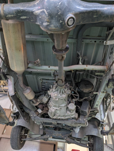 Musaj_1962's tweet photo. ◆ハイゼットクラッチ交換◆
【1日目：診断と解体編】
テーマ：愛車の「悲鳴」に気づく。プロの眼差し。

こんばんは。武蔵野自動車整備チームです。

「最近、坂道で少しパワーが逃げる気がする…」 「ギアを入れる時、手に伝わる感覚がいつもと違う。」
山道や悪路、そして旅を愛するドライバーなら、その小さな「違和感」がどれほど不安か、私たちにはよく分かります。

本日お預かりしたのは、クラッチ交換のハイゼット。 大きなトランスミッションを慎重に下ろし、現れたのは、長年の旅を支え続け、摩耗しきったクラッチディスクでした（写真1〜3枚目）。

表面は錆び、溝は消えかけ、まさに限界ギリギリ。 この状態では、エンジンの情熱をタイヤに100%伝えることはできません。
明日は、このマシンに新しい「命」を吹き込む組み込みの様子をお届けします。

#武蔵野自動車 #サンタックスグループ #整備士 #クラッチ交換 #心臓部 #愛車の悲鳴 #プロの診断 #車好きな人と繋がりたい #メンテナンス #ハイゼット