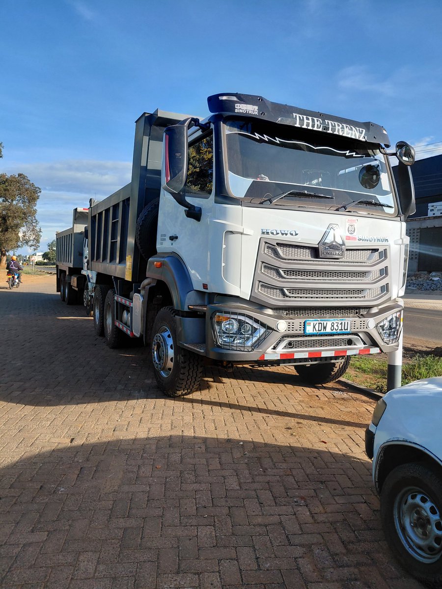 anj_116_'s tweet photo. The KMA Report on Tippers. 2 years ago it was about the Tata LPK 2516. But now, the Howo NX 266 6x4 Tipper calls the shots. Almost 65% market share. And its lighter sibling the Howo H3 6x4 Tipper, the market is accepting it at quite the rate. 

Ashok Leyland 2518 is a surprise in the Tipper market commanding 3rd Position. 

Isuzu FVZ34 Tipper, Tata LPK 2516/LPK 2518 make up that top 5. The gap between 1 and 2 is huge though. 

There is a FAW Tipper with around 310HP that has crept up in that sector. That one will be disruptive in the next 2 or 3 months especially when they get the bucket specifications right.
