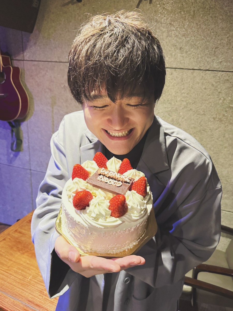 沢山の誕生日メッセージありがとうございます！今日は誕生日ライブでした。生きていれば今日みたいに幸せな日もあれば、不甲斐ない日もくるけど、みんなから嬉しい言葉をもらって、みんながいれば大丈夫だ！と心の底から思えました。工藤秀平まだまだ頑張ります！この1年もよろしくね！ #kudokimu