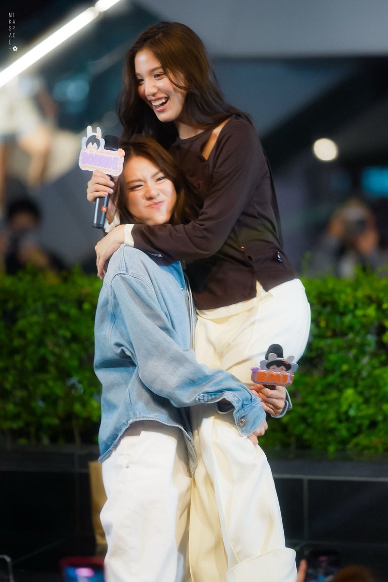 𝑀𝑖𝑘𝑎 tweet media