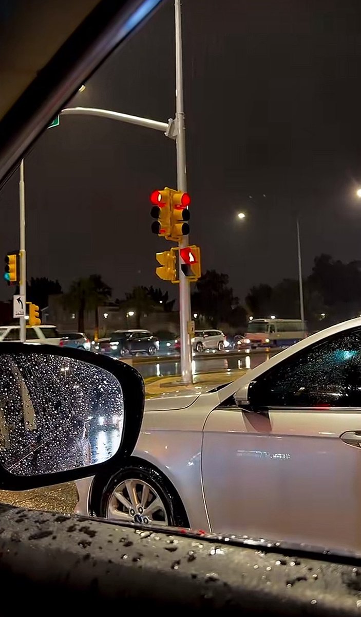 المطر  يوقظ  ما تخفيه القلوب ،، 
قطراته تشبة رسائل  بلا  توقيع ،، 
صوته  يذكرني  بما لم  أستطع قوله ،، 
في حضرة المطر يذوب الصمت ،،
 ويظهر صوت القلب كدفء وجودك