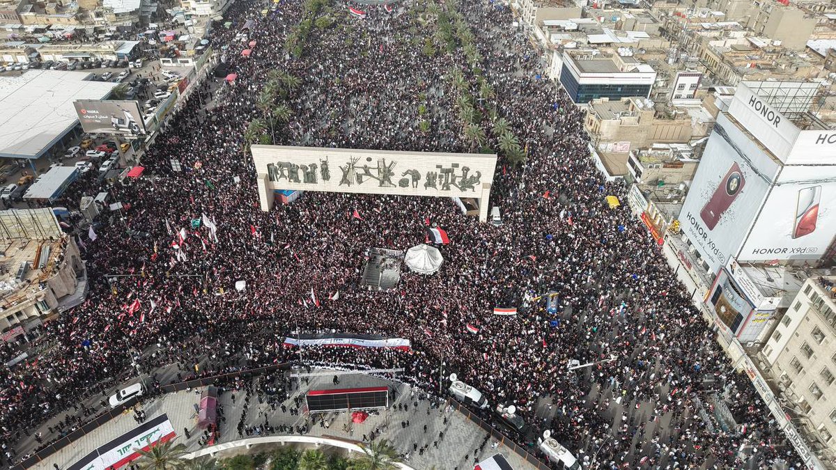 Iraqipalestine's tweet photo. شهدت ساحة التحرير في #بغداد توافدًا جماهيريًا واسعًا، حيث لبّى الآلاف دعوة السيد مقتدى الصدر للمشاركة في تظاهرات رافضة للعدوان الأمريكي الصهيوني، وسط أجواء من الحشد والتعبير الشعبي. https://t.co/khkFJjsdoR