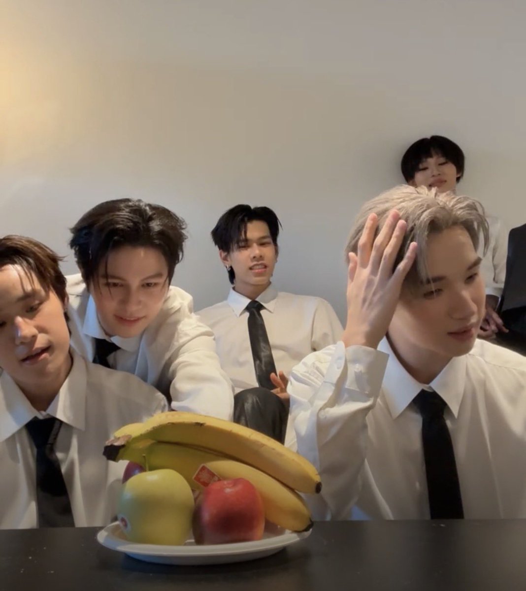 แ พ ว 🐈‍⬛ tweet media