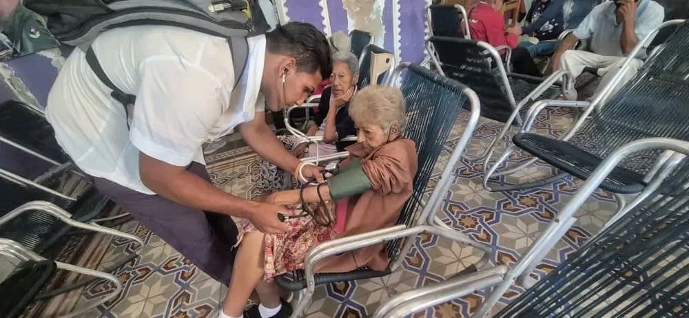 MINSAPCuba's tweet photo. ✊🇨🇺 En este aniversario, celebramos a niños y jóvenes: en ellos late el futuro de Cuba. La Patria se hace día a día con sueños y entrega. 
✨ Reconocimiento especial a los jóvenes de la salud, que con responsabilidad y heroísmo asumen tareas en momentos desafiantes.
#CubaVencerá https://t.co/36gNNT6lQk
