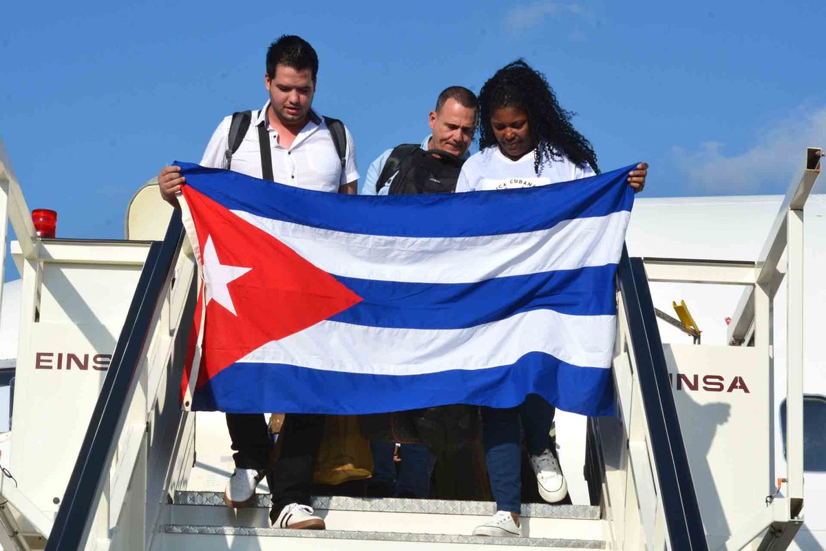 MINSAPCuba's tweet photo. ✊🇨🇺 En este aniversario, celebramos a niños y jóvenes: en ellos late el futuro de Cuba. La Patria se hace día a día con sueños y entrega. 
✨ Reconocimiento especial a los jóvenes de la salud, que con responsabilidad y heroísmo asumen tareas en momentos desafiantes.
#CubaVencerá https://t.co/36gNNT6lQk