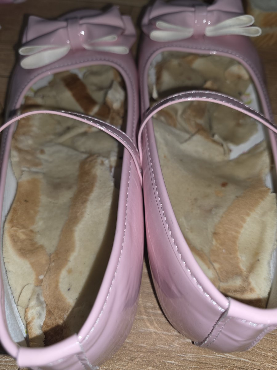 Just finished baking your bread right under my soles👠 Packed with my heat, sweat, and scent. 💦
Would you properly comfort my weary feet while devouring this messy meal~?😘