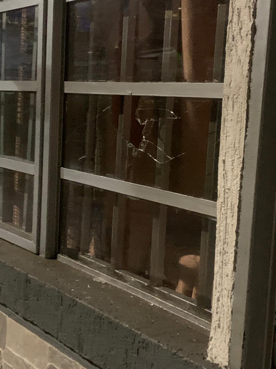 bruno66seidel's tweet photo. 🚨👀 Anoche 11 pm, Mzles cerca al comando de policía Caldas. Cepedistas, desadaptados y vandalos, con arengas y piedras afectaron casa por tener pendon de Abelardo, ese será nuestro futuro? no entienden qué es la democracia.
@ABDELAESPRIELLA  @abelardistas @defensoresco https://t.co/GIgaWrbhvj