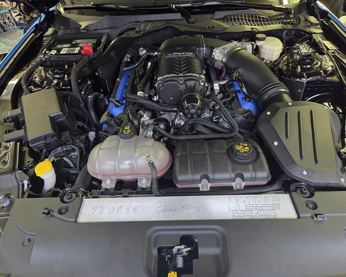 Barrett_Jackson's tweet image. Royal performance, open air. This 2016 @Ford #Mustang #GT Petty’s Garage King Premier Edition convertible is powered by a supercharged 727hp 5.0-liter V-8 engine. Selling with No Reserve at the 2026 Palm Beach #Auction, April 16-18.

Learn more: bit.ly/PB26TW-2016For…