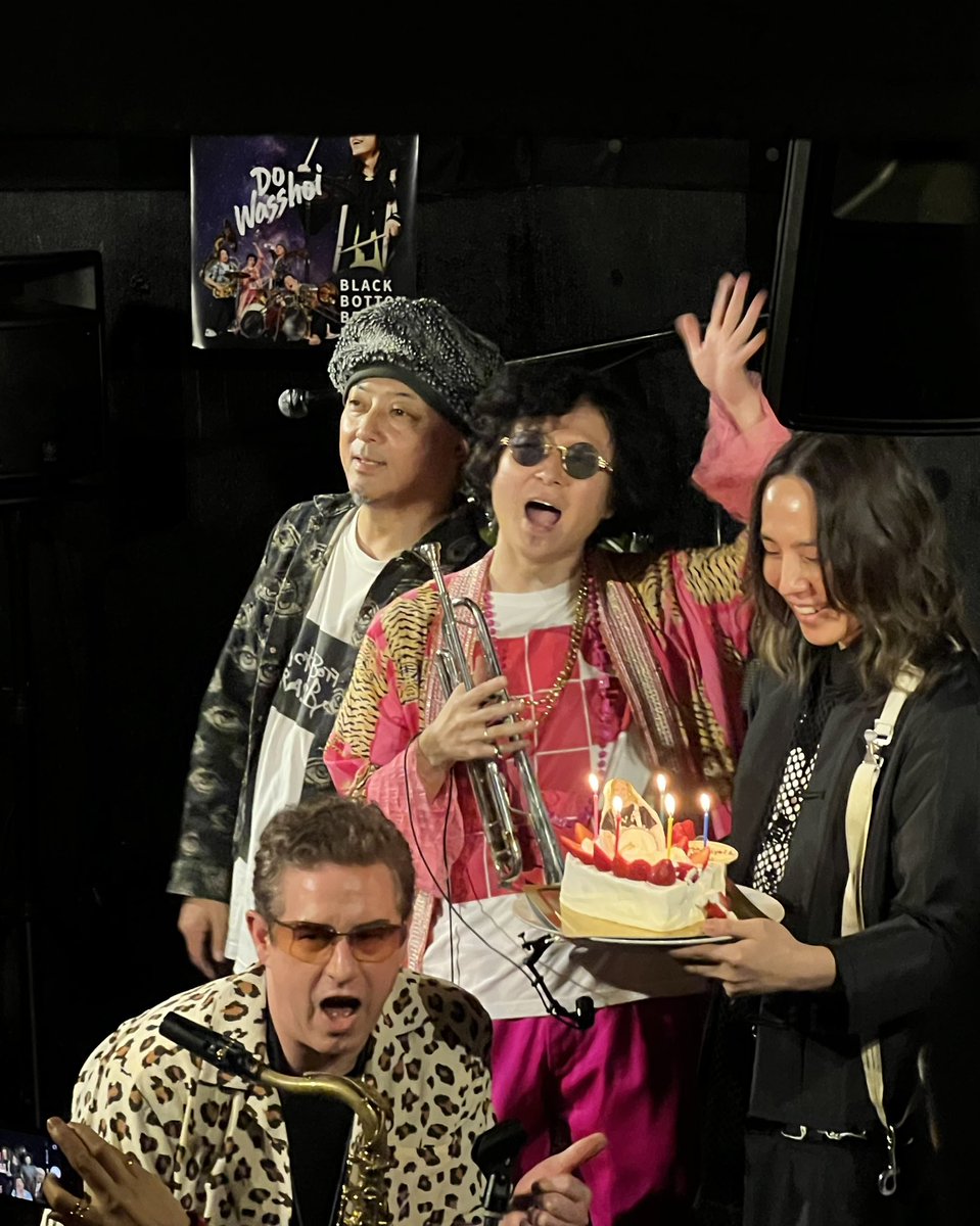 yokkoyy's tweet photo. 横田誓哉さん BLACK BOTTOM BRASS BAND卒業ツアー渋谷BYG
渡さんの曲は涙を我慢…でしたが、笑いと感謝と愛に満ち溢れた素敵なライブでした✨ BBBBの強さも!Andyとつーじーで華やかなHONESが最後に上のフロアまで来てくれて嬉しかったー🥰
#BlackBottomBrassBand
#AndyWulf
#辻本美博
#渡和久 https://t.co/yTVlX749i8