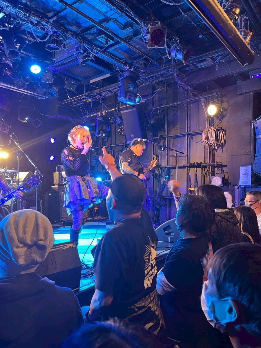 marinarock_hmhm's tweet photo. #ルピナス26

渋谷サイクロン
入場規制まではいけなかったけど、
8割ぐらい埋まってたフロアー

最高だった！
一人一人の表情も😊
もっとくれ！って顔も
もっとくれ！って私も

ここに来てくれてありがとう💎✨

#スタブリ
#ロックシンガー 
#女性ボーカル #茉莉奈 https://t.co/WL6VsZCxJH