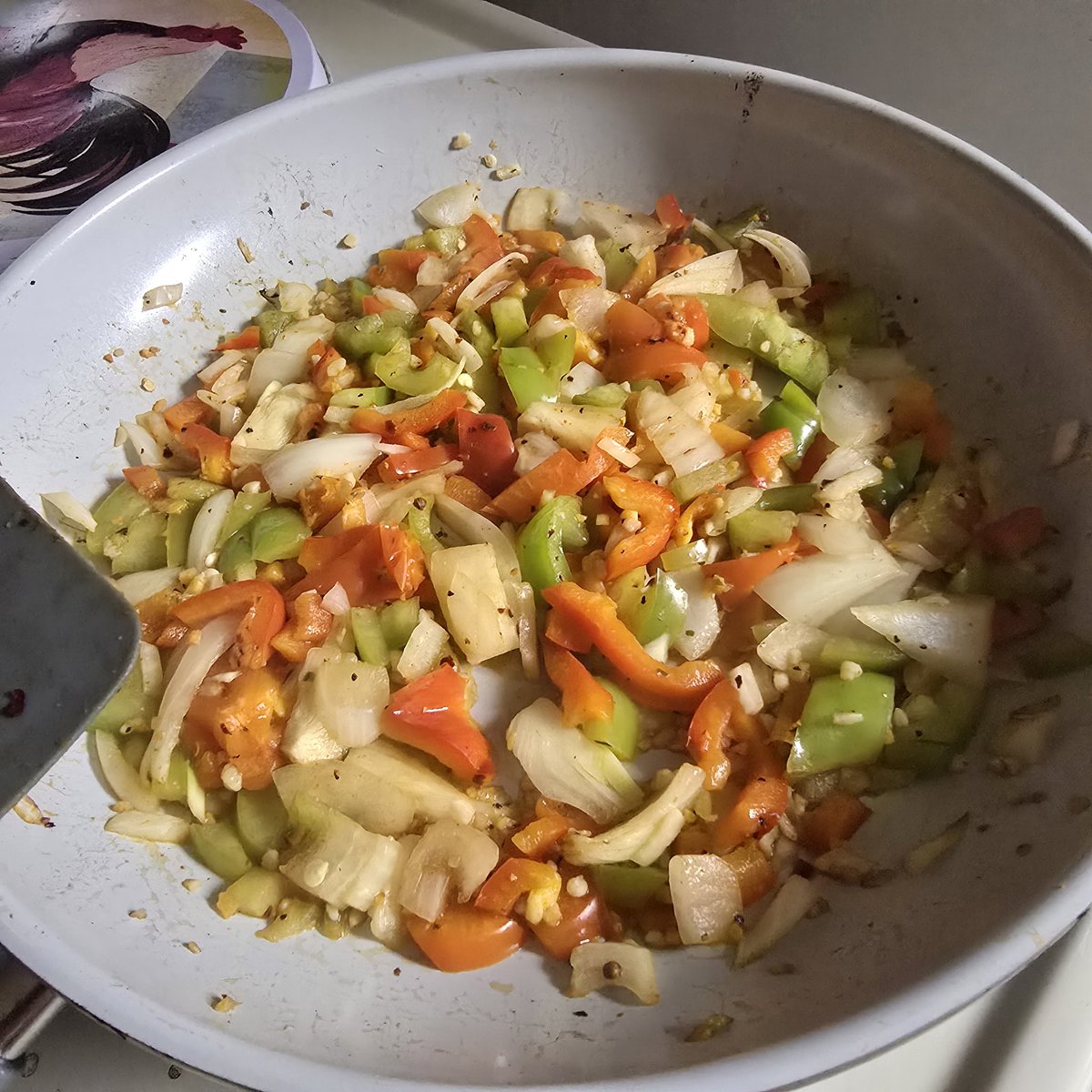 Model_SM9208's tweet photo. Bacon 
Onion
Bell pepper 
Garlic 
Garlic and herb pasta sauce
A lot of cheese https://t.co/U4bZgUniJ1