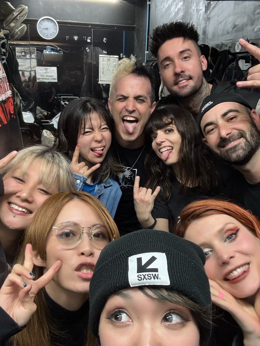 mochimochimuuch's tweet photo. ANKOR🇪🇸とGUNGIRE！
昨日はありがとうございました！
みんなものすんごくフレンドリーなアツいメンバーで、なにもかも取っ払ったLIVEになったのでは！そして色んな意味で暑かった🔥❤️‍🔥
スペイン行きたい！！！！😆ᩚ🫶 https://t.co/wCOmf4mkrc