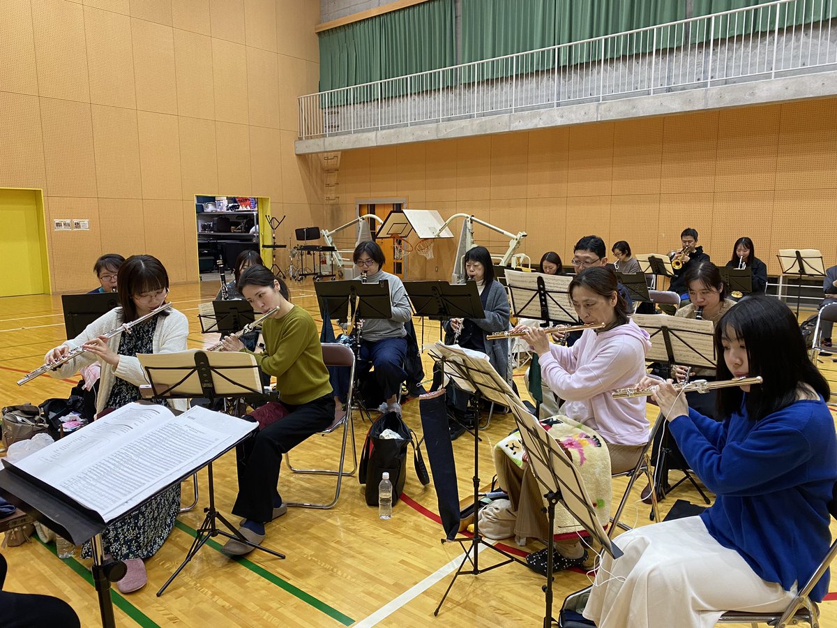 bmswindensemble's tweet photo. 今日もお疲れさまでした。
今日は新年度一発目の練習です。
久しぶりに復帰された方たちもいて、嬉しい限りです。
また練習も土曜日に帰りました。
今日の徳島は嵐で、大鳴門橋が通行止めになり練習参加人数も少なめでしたが、先週に引き続き課題曲の譜読みをしました。
さて何番になるのかな？ https://t.co/Yierigj3ii