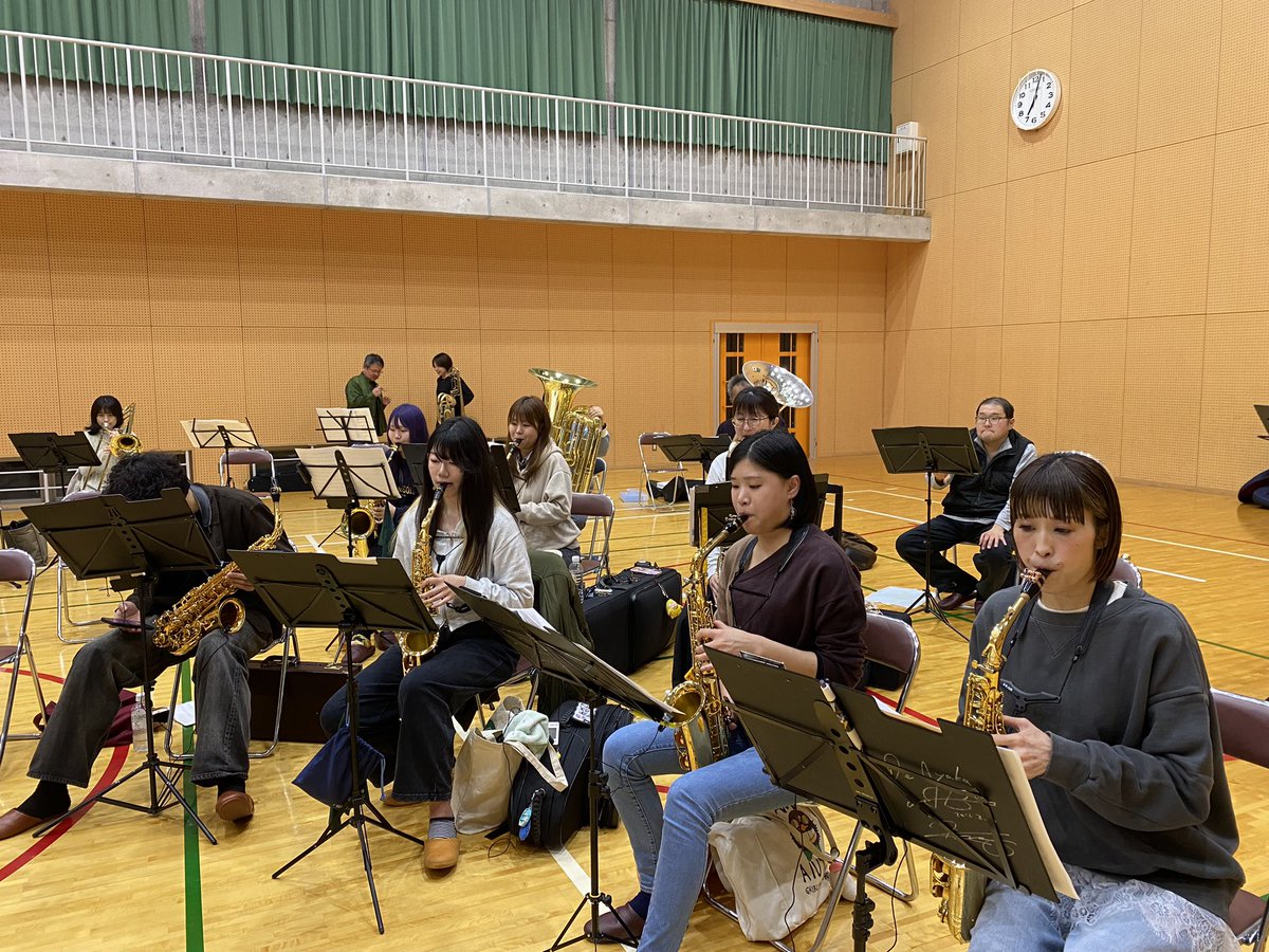 bmswindensemble's tweet photo. 今日もお疲れさまでした。
今日は新年度一発目の練習です。
久しぶりに復帰された方たちもいて、嬉しい限りです。
また練習も土曜日に帰りました。
今日の徳島は嵐で、大鳴門橋が通行止めになり練習参加人数も少なめでしたが、先週に引き続き課題曲の譜読みをしました。
さて何番になるのかな？ https://t.co/Yierigj3ii