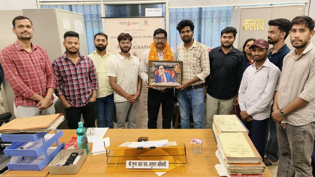 dp_BHU's tweet photo. आज हम सभी साथियों ने डॉ.भीमराव अंबेडकर जी की तस्वीर के समक्ष आदरणीय मुन्नालाल पाल जी को भारत कला भवन,काशी हिन्दू विश्वविद्यालय में सेक्शन ऑफिसर पद पर प्रमोशन होने पर बधाई एवं शुभकामनाएं प्रेषित की। 💐
इस अवसर पर उनकी इस उपलब्धि पर हम सभी ने हर्ष एवं गर्व व्यक्त किया। 🙏✨ https://t.co/fgfJ74eX9E