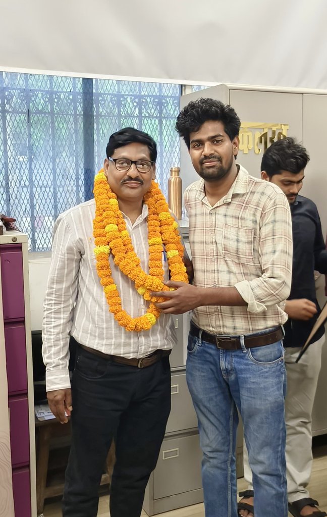 dp_BHU's tweet photo. आज हम सभी साथियों ने डॉ.भीमराव अंबेडकर जी की तस्वीर के समक्ष आदरणीय मुन्नालाल पाल जी को भारत कला भवन,काशी हिन्दू विश्वविद्यालय में सेक्शन ऑफिसर पद पर प्रमोशन होने पर बधाई एवं शुभकामनाएं प्रेषित की। 💐
इस अवसर पर उनकी इस उपलब्धि पर हम सभी ने हर्ष एवं गर्व व्यक्त किया। 🙏✨ https://t.co/fgfJ74eX9E
